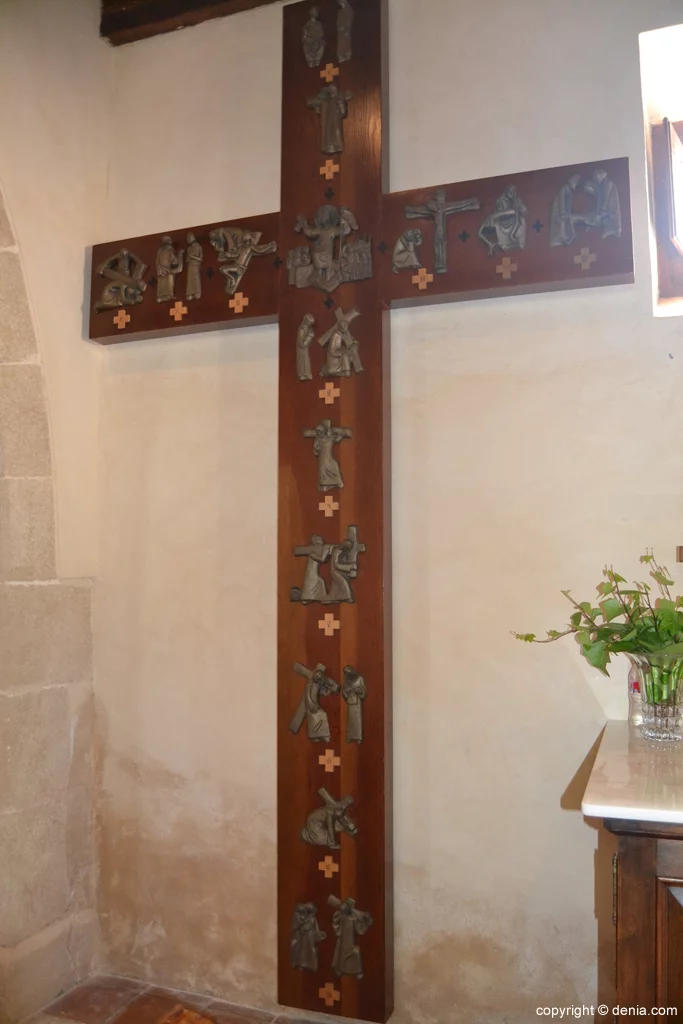 Cruz moderna con los pasos del Via Crucis