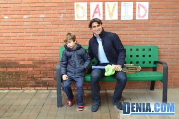 David Ferrer con un joven admirador