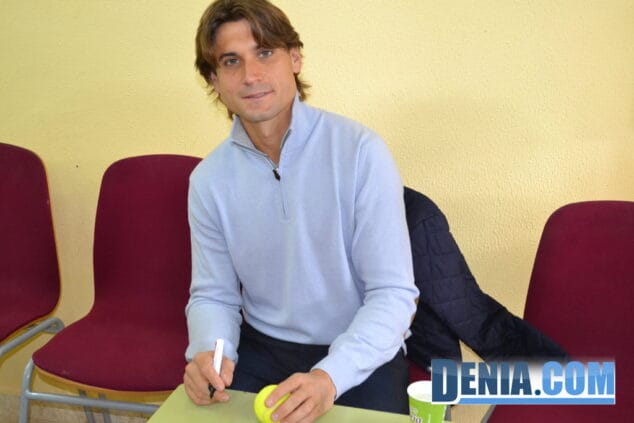 David Ferrer firmado una pelota