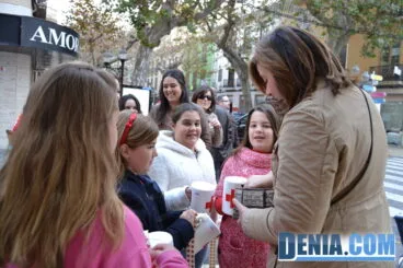 La alcaldesa de Dénia en el Día de la Banderita
