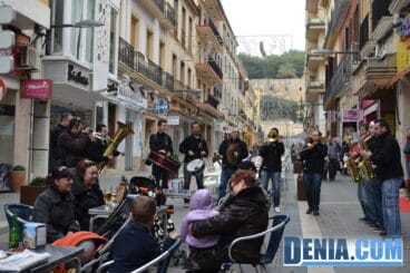 Animación en la calle el Día de la Banderita