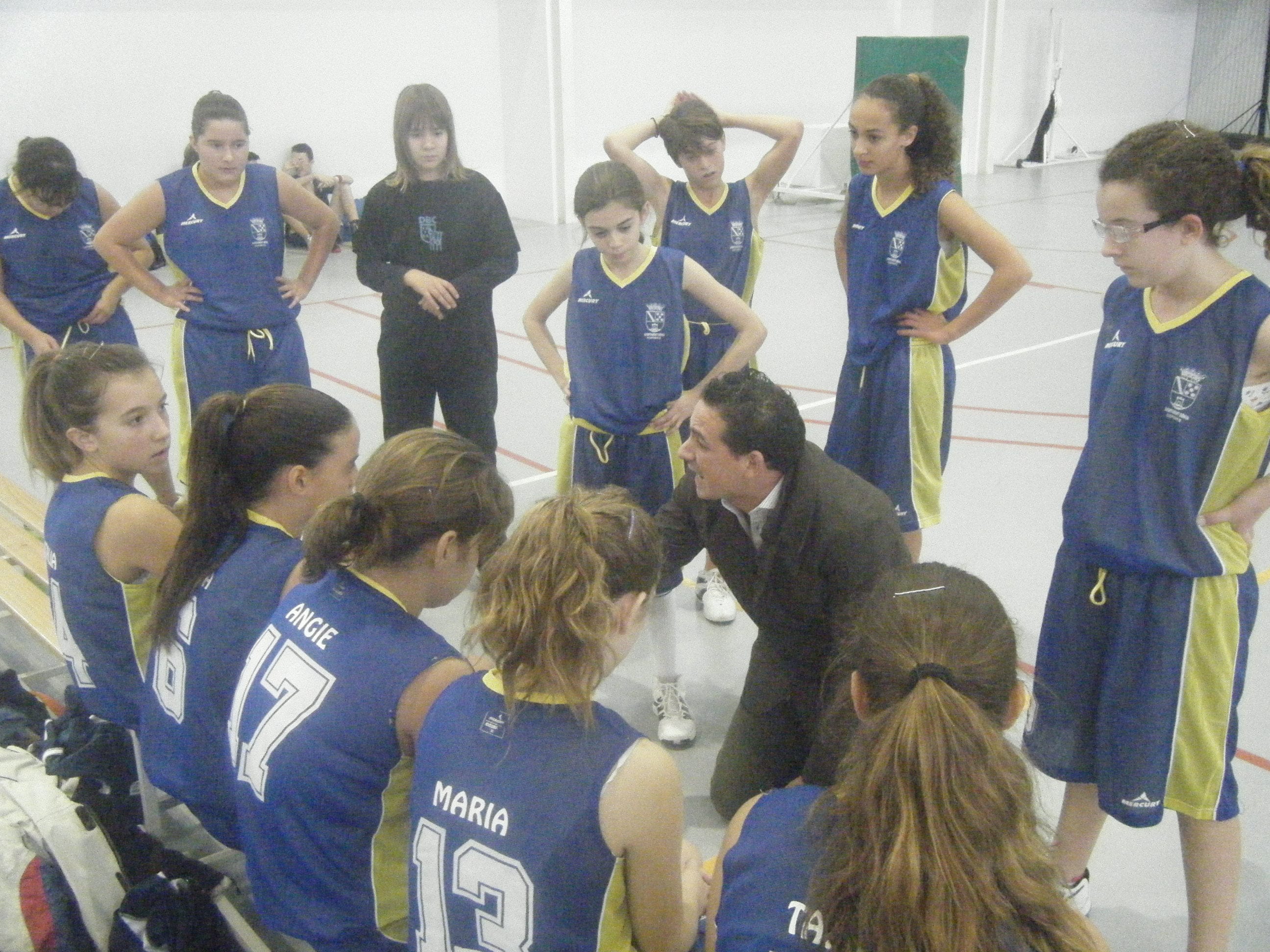 Quique García da instrucciones a las infantiles