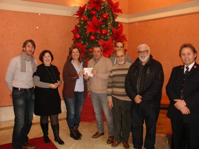 Entrega de 10000 euros a la Mesa Solidaria