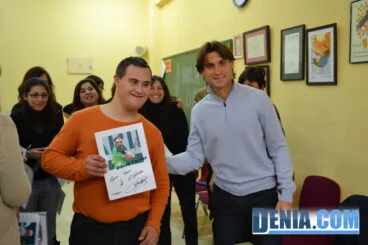 Feliz con el autografo del campeón
