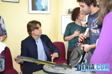 Firmando raquetas a los alumnos