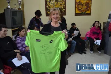 La directora del centro posa con la camiseta del tenista
