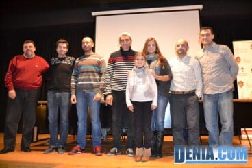 Las Falleras Mayores de Dénia junto a los ponentes de la charla sobre artistas falleros en Dénia