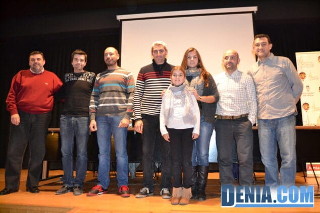 Las Falleras Mayores de Dénia junto a los ponentes de la charla sobre artistas falleros en Dénia