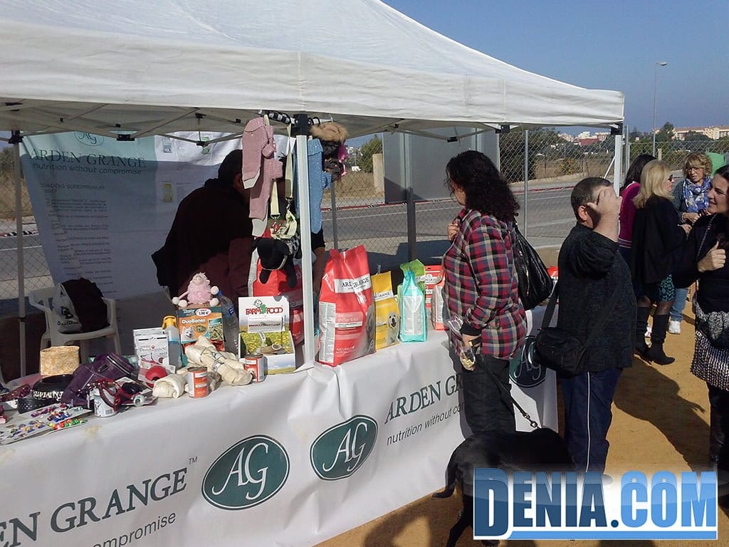 Dueños y mascotas se dan cita en la "Gran Fiesta" del parque canino 1 Mascotetes en el nuo Pipican de La Pedrera