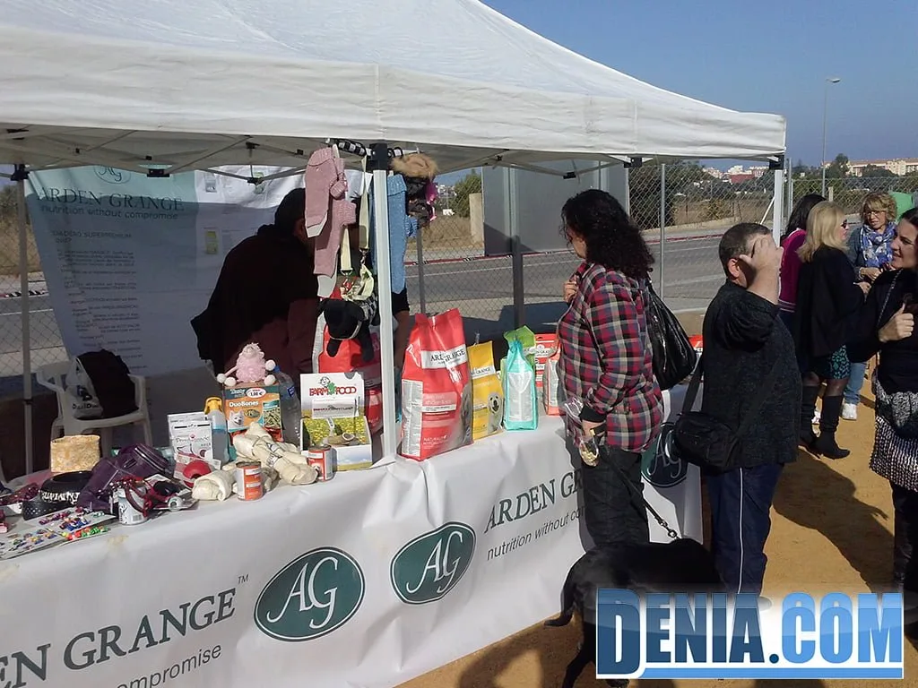 Dueños y mascotas se dan cita en la "Gran Fiesta" del parque canino 1 Mascotetes en el nuo Pipican de La Pedrera