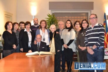 Medalla de la ciudad a John Cabrera – firma en el libro de la ciudad