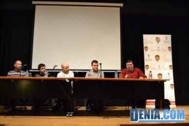 Participantes en la charla sobre artistas falleros en Dénia