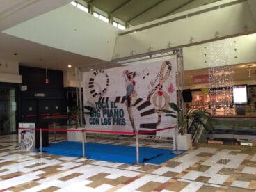 Piano gigante para tocar con los pies en Centro Comercial Portal de la Marina