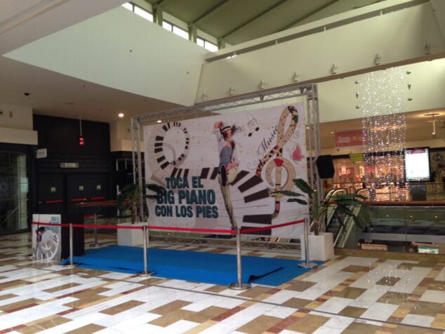 Árboles, funicular y piano gigante, ¡ya es Navidad en Portal de la Marina! 3 Piano gigante para tocar con los pies en Centro Comercial Portal de la Marina