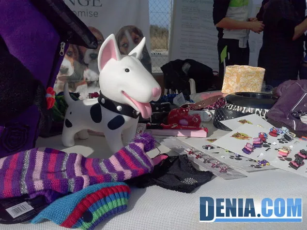 Dueños y mascotas se dan cita en la "Gran Fiesta" del parque canino 6 Stand Mascotetes