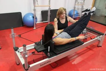 clase de pilates con máquinas