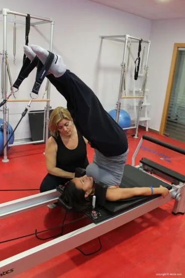 ejercicio con máquina de pilates