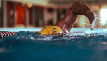 Practica natación en Centro Deportivo Dénia