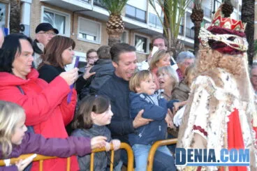 Gaspar saluda a unos niños antes de la cabalgata