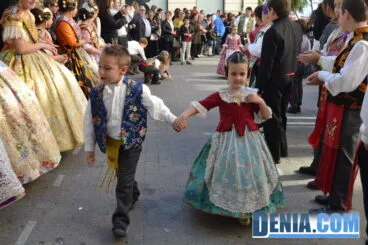 Llegada de la comisión infantil de Les Roques
