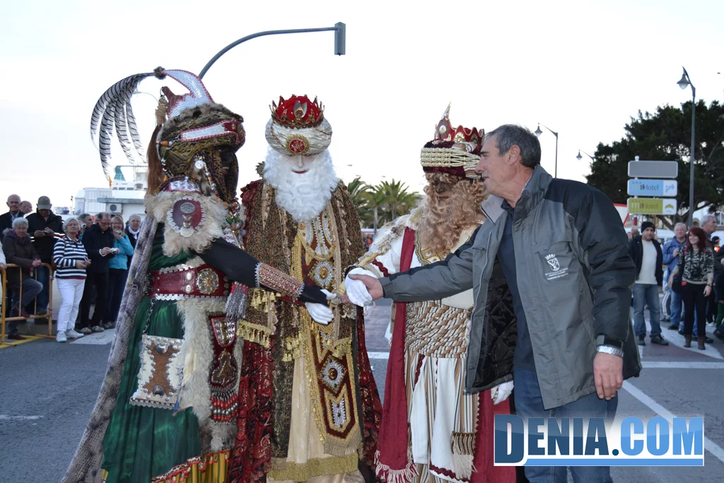 Los Reyes magos junto al concejal de fiestas