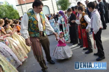 Llegada de la comisión infantil de Les Roques