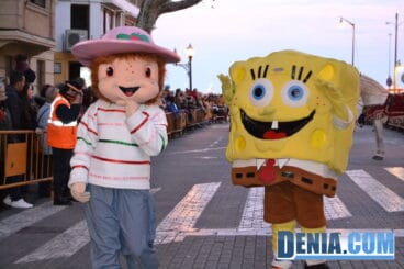 Personajes de dibujos en la cabalgata de Dénia