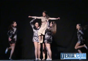 Belén Moya con el ballet en su presentación