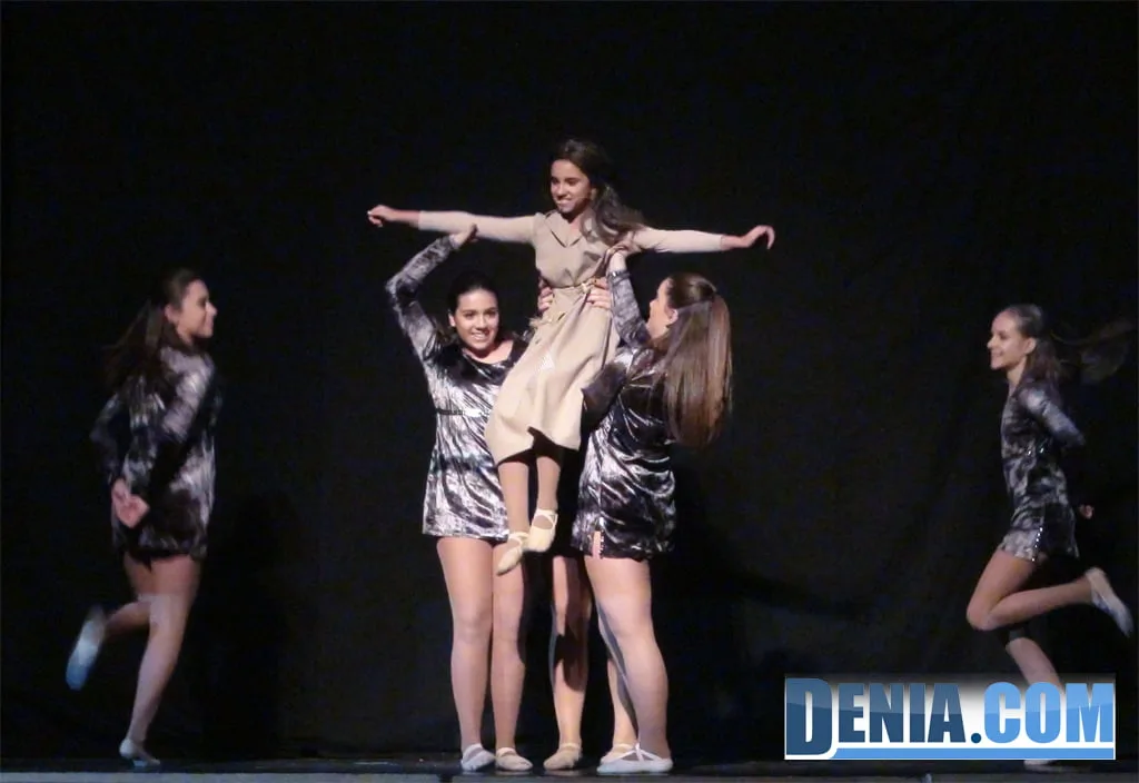 Belén Moya con el ballet en su presentación