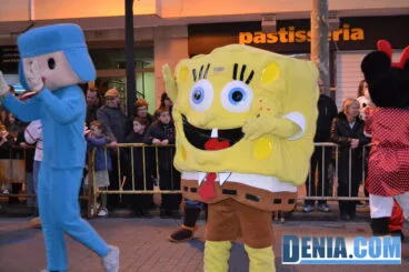 Bob Esponja y Pocoyó en la cabalgata de Dénia