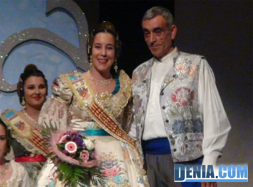 Corte de honor de la falla Darrere del Castell