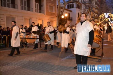 Grupo de xirimiters en la cabalgata de Dénia