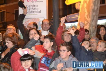Niños recogiendo caramelos