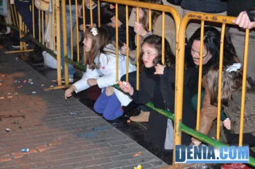 Niños recogiendo caramelos