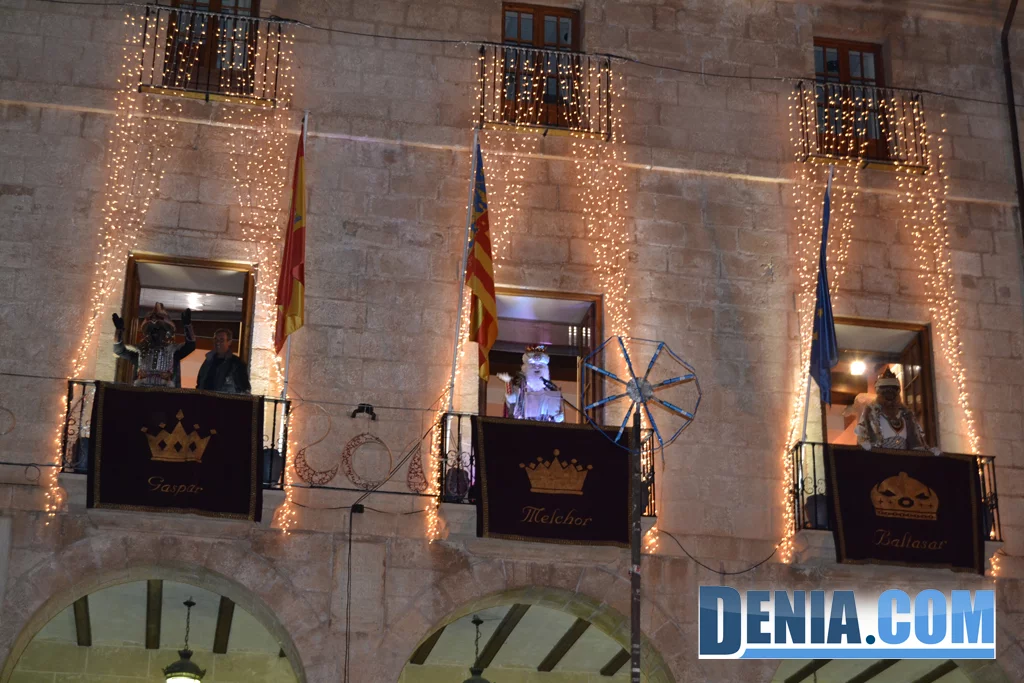 Los Reyes Magos en los balcones del ayuntamiento de Dénia