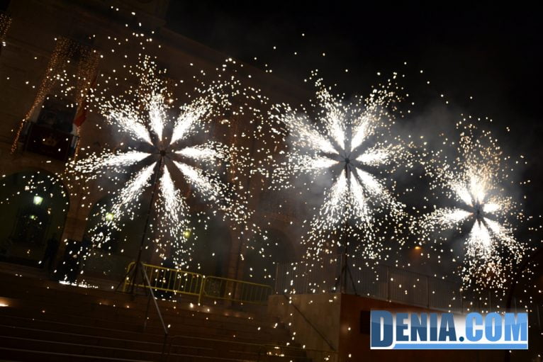 Fuegos artificiales para recibir a los Reyes Magos en Dénia