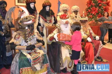 Niños recogiendo regalos en Dénia