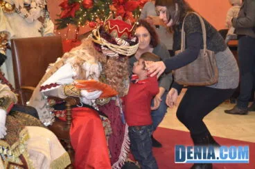 Niños recogiendo regalos en Dénia