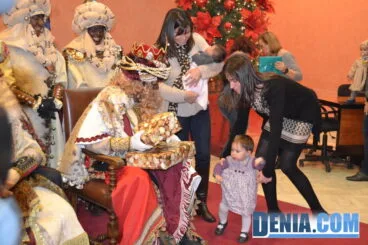 Niños recogiendo regalos en Dénia