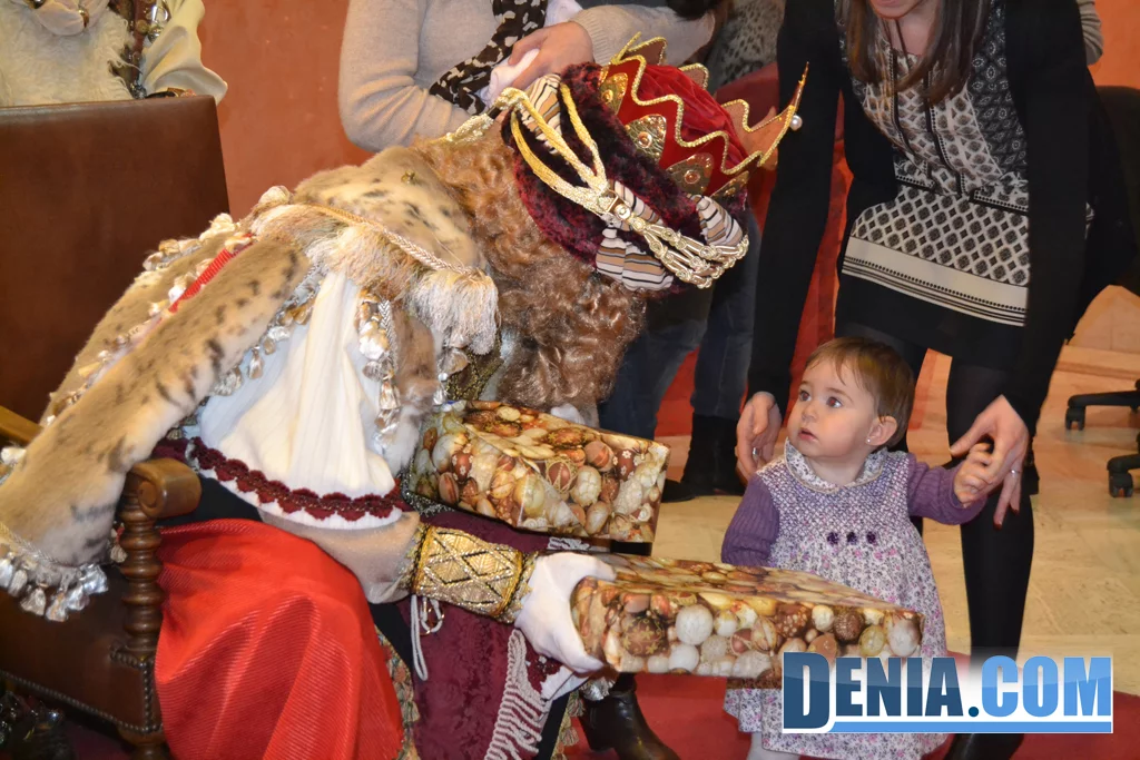 Niños recogiendo regalos en Dénia