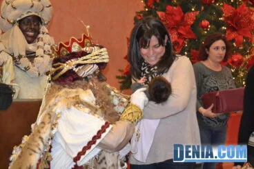Niños recogiendo regalos en Dénia