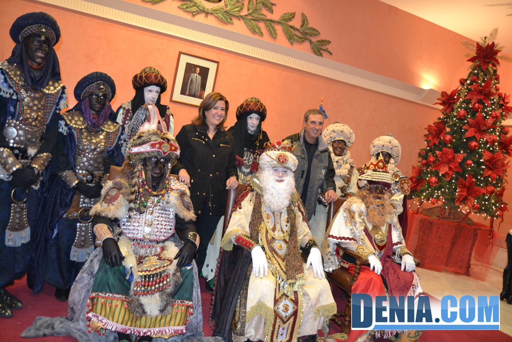 Los Reyes Magos con la alcaldesa y el concejal de fiestas