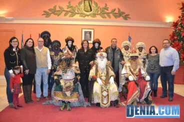 Los Reyes Magos con concejales de Dénia