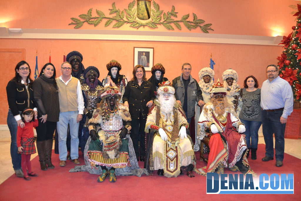 Los Reyes Magos con concejales de Dénia