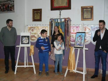 Artistas presentando sus bocetos