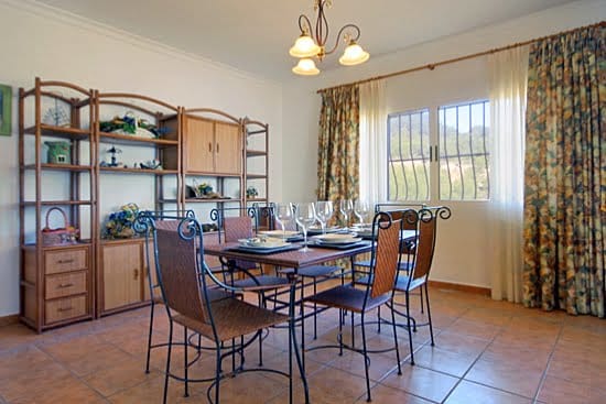 Villa de vacaciones con excelente ubicación justo en la playa de La Barraca en Jávea 4 Comedor de Casa Alicia Quality Rent a Villa