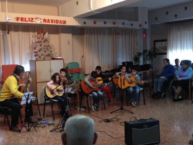 Los residentes de Santa Lucía celebraron el año nuevo con música y jóvenes 3 Concierto de los alumnos de guitarra de Llunatics en la Residencia