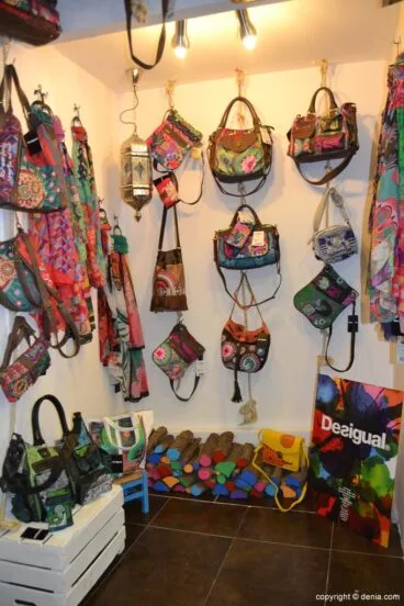 Canovas 26 – Bolsos y complementos Desigual