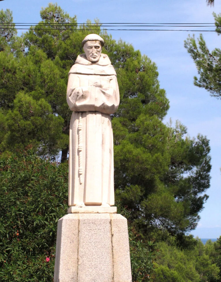Estatua del Pare Pere frente a la ermita | Imagen: Tino Calvo