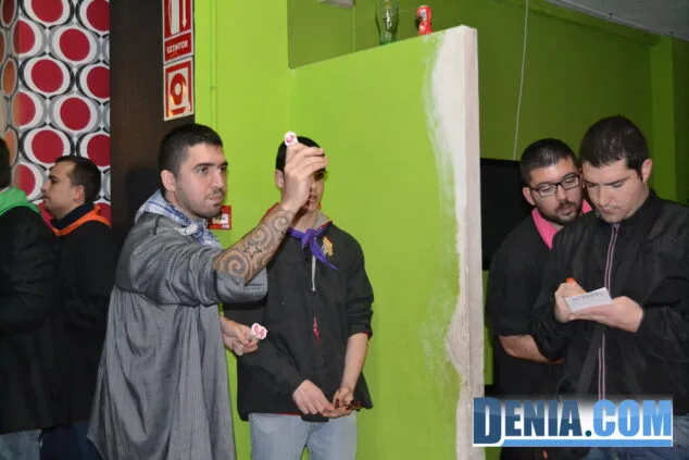 Con el inicio de los Jocs Fallers comienza la cuenta atrás para las Fallas 2014 1 Falleros jugando a los dardos en los Jocs Fallers